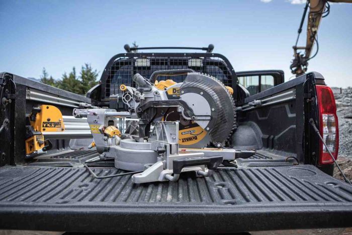 Пилка торцювальна акумуляторна безщіткова DeWALT DCS782N
