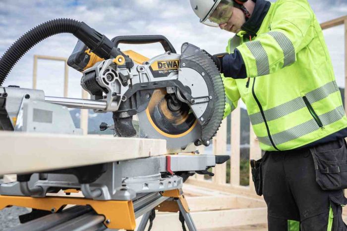 Пилка торцювальна акумуляторна безщіткова DeWALT DCS782N