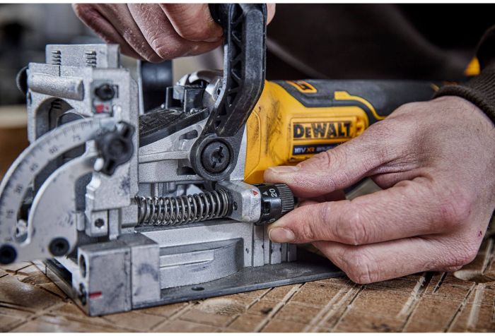 Фрезер акумуляторний безщітковий DeWALT DCW682P2