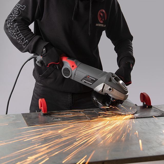 Шлифмашина угловая, 2400 Вт, диаметр круга 230 мм, 6500 об/мин, плавный пуск, поворотная рукоятка INTERTOOL DT-0295