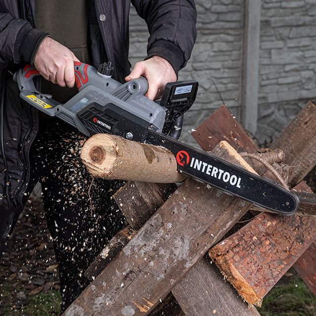 Пила цепная электрическая 2400 Вт, шина 40 см, боковой двигатель INTERTOOL DT-2201