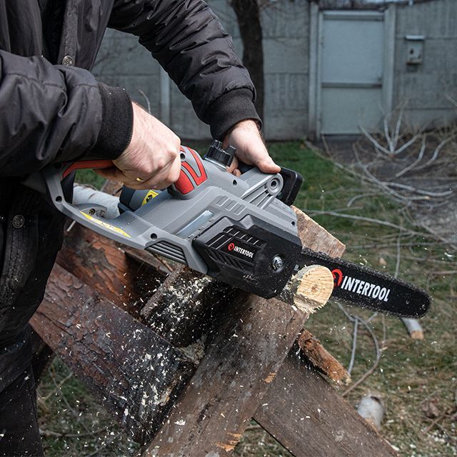 Пила цепная электрическая 2400 Вт, шина 40 см, боковой двигатель INTERTOOL DT-2201