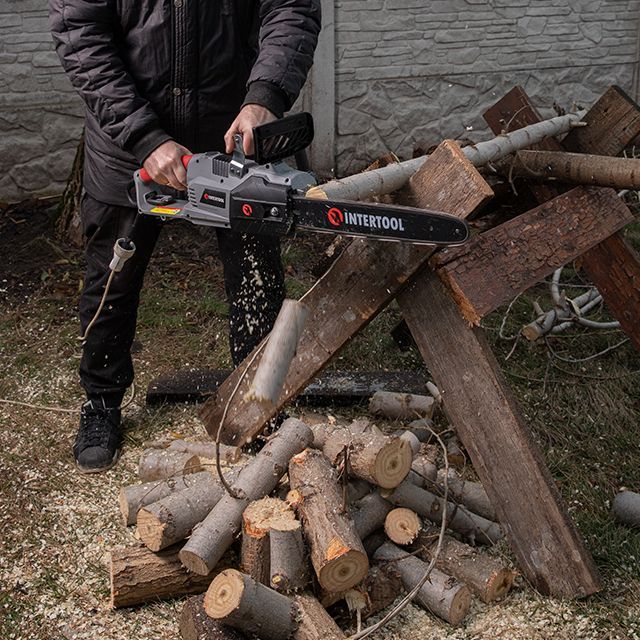 Пила цепная электрическая 2400 Вт, шина 40 см, плавный пуск, прямой двигатель INTERTOOL DT-2204