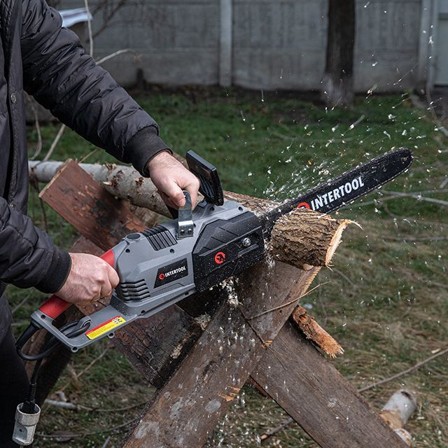 Пила цепная электрическая 2400 Вт, шина 40 см, плавный пуск, прямой двигатель INTERTOOL DT-2204
