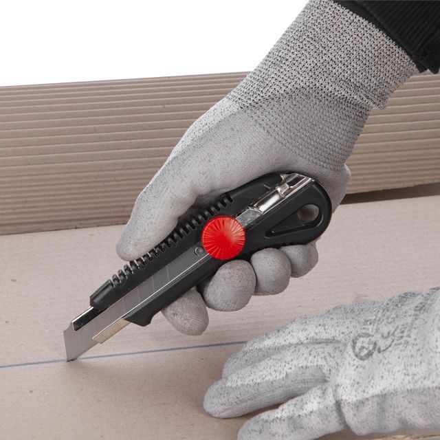 Нож сегментный 18 мм, металлическая направляющая, винтовая фиксация INTERTOOL HT-0502