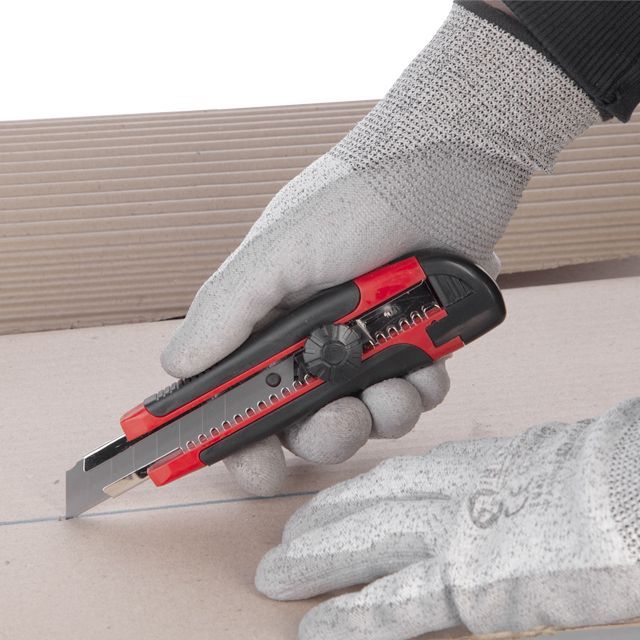 Нож сегментный 18 мм, металлическая направляющая, обрезиненная рукоятка INTERTOOL HT-0503