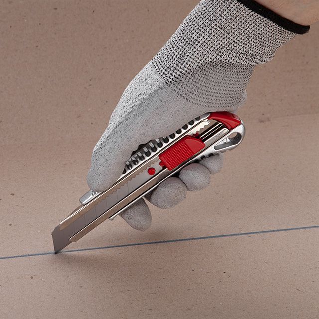 Нож сегментный 18 мм, металлическая направляющая, противоскользящий корпус INTERTOOL HT-0504