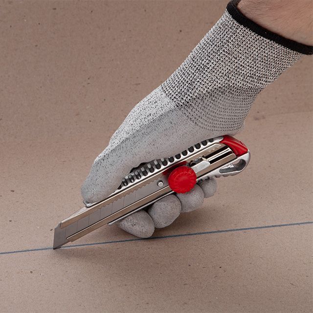 Нож сегментный 18мм, металлическая направляющая, алюминиевый корпус, винтовая фиксация INTERTOOL HT-0507