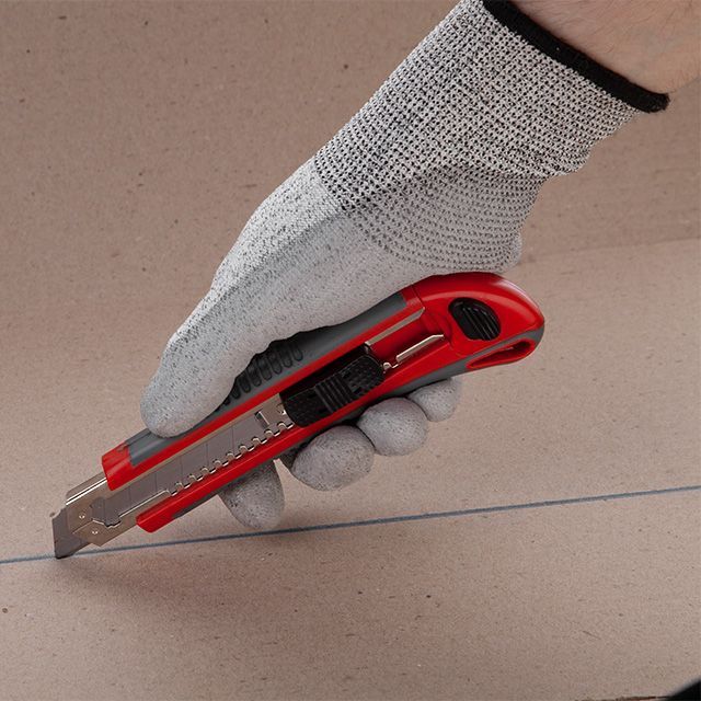 Нож сегментный с 3-мя лезвиями 18 мм, металлическая направляющая, противоскользящий корпус INTERTOOL HT-0508