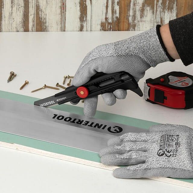 Нож сегментный 18 мм, для линолеума, металлическая направляющая, винтовая фиксация, STORM INTERTOOL HT-0539