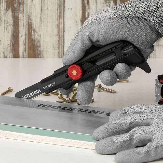 Нож сегментный 18 мм, для линолеума, металлическая направляющая, винтовая фиксация, STORM INTERTOOL HT-0539