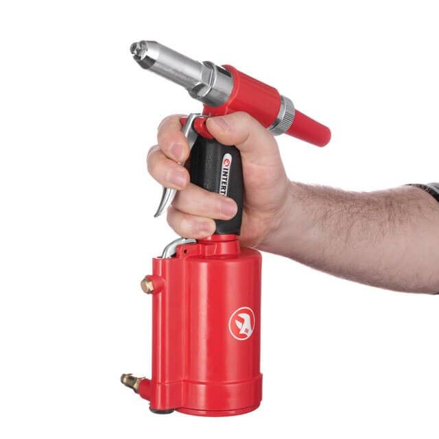 Пистолет заклепочный пневматический в чемодане с аксессуарами INTERTOOL PT-1304