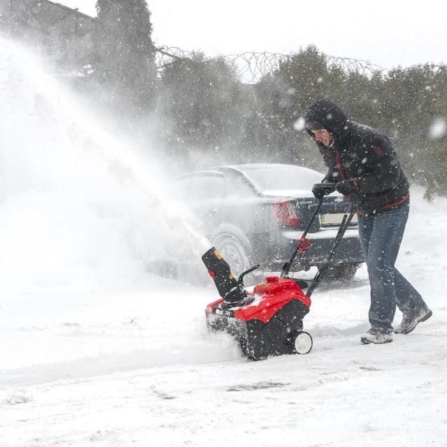 Снегоуборщик бензиновый, 2.2 л.с. / 1.65 кВт, высота/ширина захвата 300/460 мм INTERTOOL SN-4000