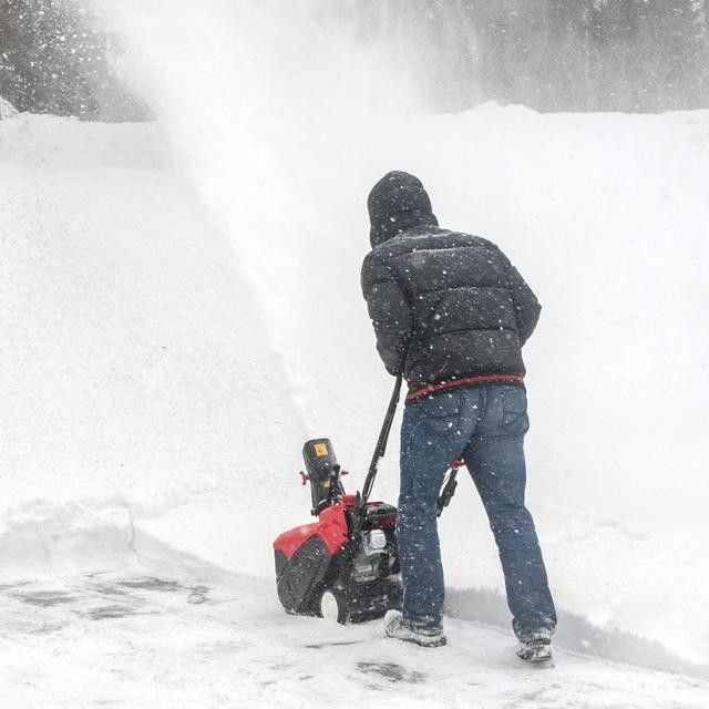 Снегоуборщик бензиновый, 2.2 л.с. / 1.65 кВт, высота/ширина захвата 300/460 мм INTERTOOL SN-4000
