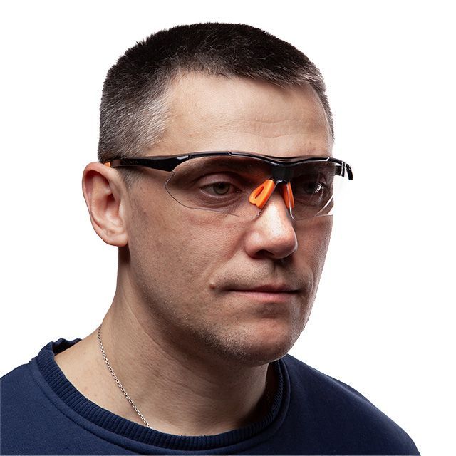 Очки защитные прозрачные, материал линз поликарбонат, заушины черного цвета, материал нейлон, резиновая накладка для носа, защита от удара INTERTOOL SP-0092