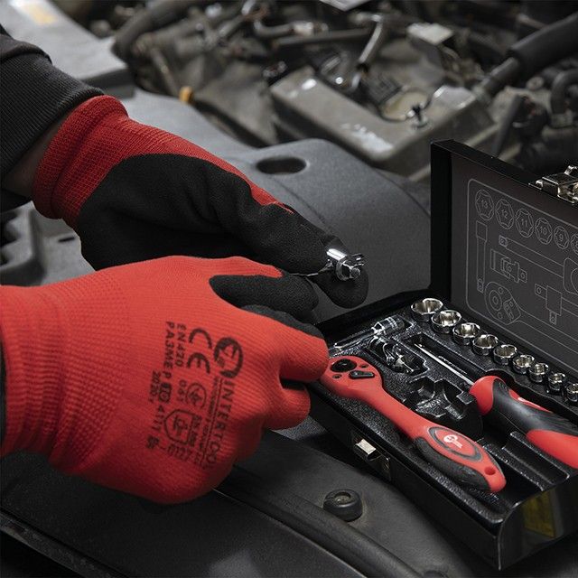 Перчатка трикотажная красная, покрыта черным пористым нитрилом на ладони, 10" INTERTOOL SP-0127