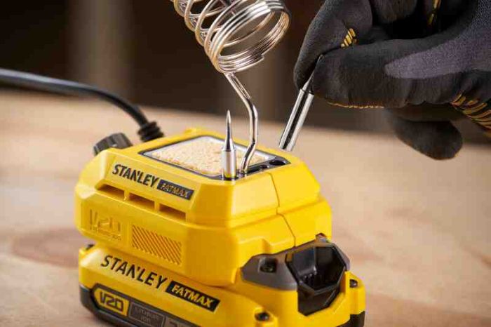 Паяльник акумуляторний STANLEY FATMAX SFMCE040B