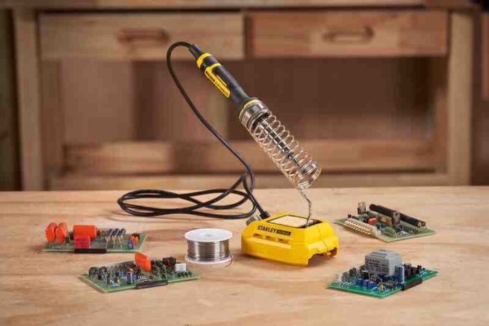 Паяльник акумуляторний STANLEY FATMAX SFMCE040B