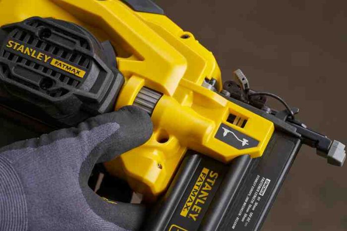 Пістолет цвяхозабивний акумуляторний STANLEY FATMAX SFMCN618B