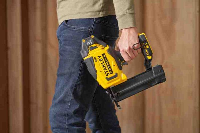 Пістолет цвяхозабивний акумуляторний STANLEY FATMAX SFMCN618B