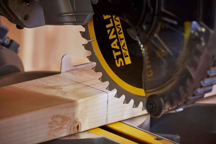 Пила торцювальна акумуляторна STANLEY FATMAX SFMCS701M1