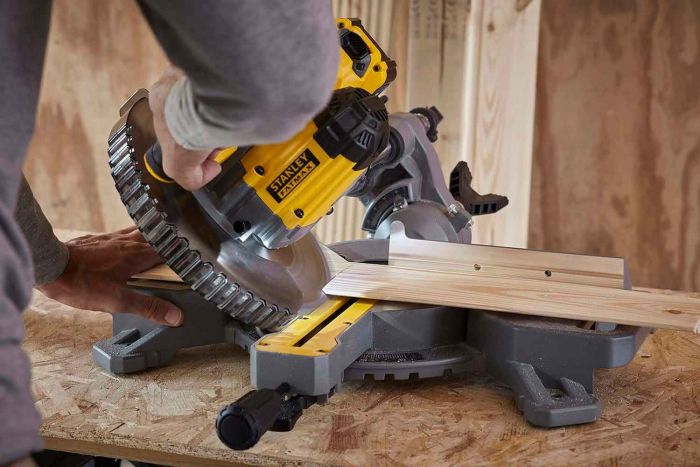 Пила торцювальна акумуляторна STANLEY FATMAX SFMCS701M1