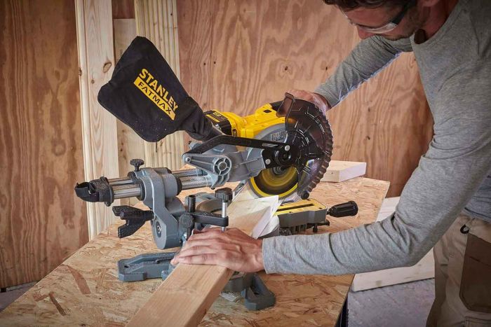 Пила торцювальна акумуляторна STANLEY FATMAX SFMCS701M1