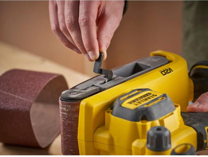 Шліфмашина стрічкова акумуляторна STANLEY FATMAX SFMCW223B