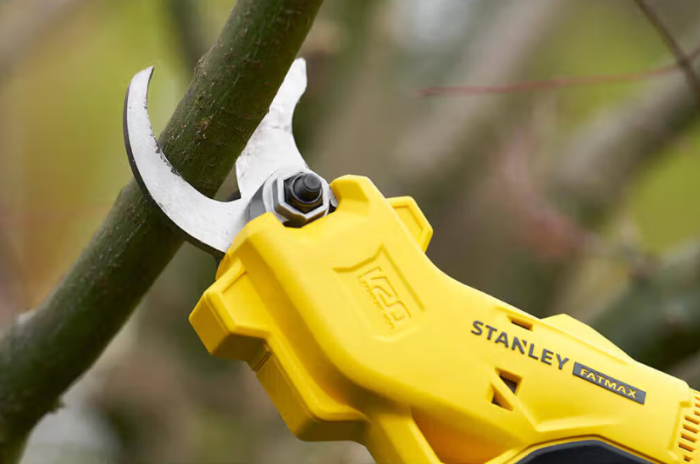 Акумуляторний набір STANLEY FATMAX V20: Ланцюгова пила SFMCCS630 та Садовий секатор SFMCPP32