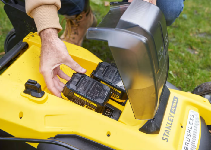 Акумуляторний набір STANLEY FATMAX V20: Самохідна газонокосарка SFMCMWS251 та Потужна повітродувка SFMCBL7