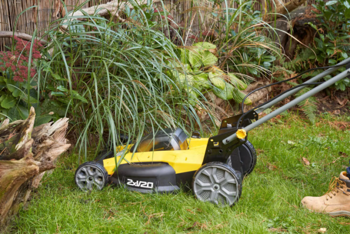 Акумуляторний набір STANLEY FATMAX V20: Самохідна газонокосарка SFMCMWS251 та Потужна повітродувка SFMCBL7