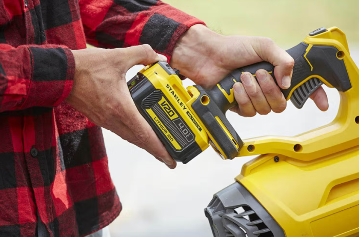 Акумуляторний набір STANLEY FATMAX V20: Самохідна газонокосарка SFMCMWS251 та Потужна повітродувка SFMCBL7